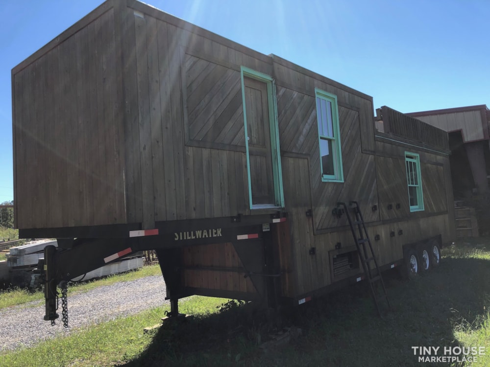 28 foot Gooseneck with 8 foot Platform over the neck. Total length is 36 feet. - Image 4 Thumbnail