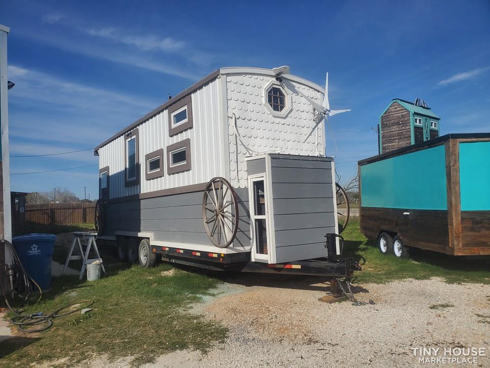 28 ft solar and wind power tiny house
