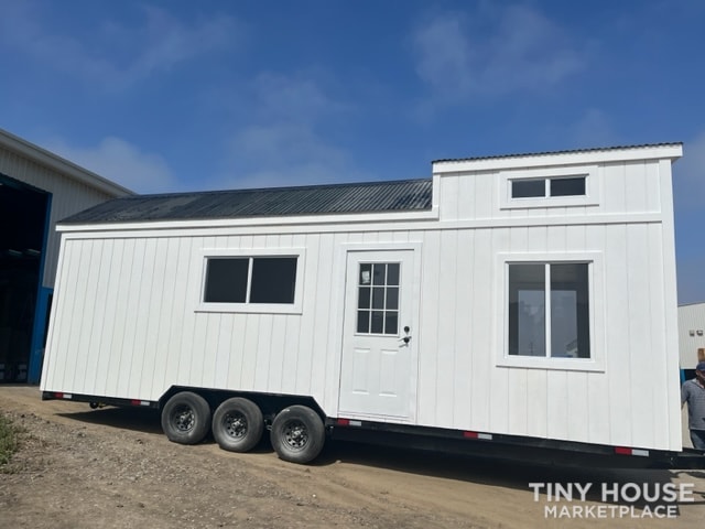 SAN DIEGO BEACH 28" Tiny home on wheels 