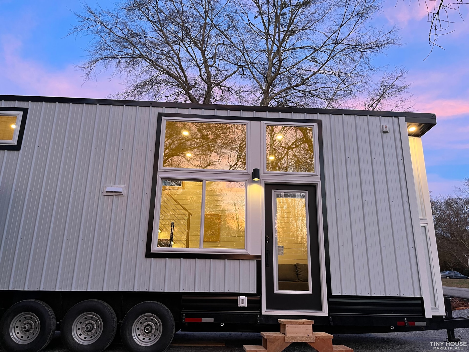 *PENDING SALE* 28ft NOAH RV Certified Dual Loft - Image 1 Thumbnail