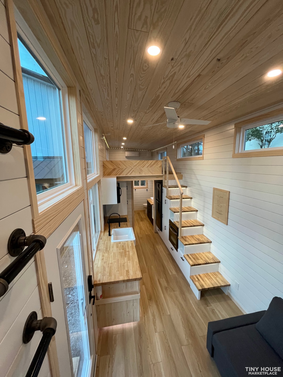 *PENDING SALE* 28ft NOAH RV Certified Dual Loft - Image 4 Thumbnail