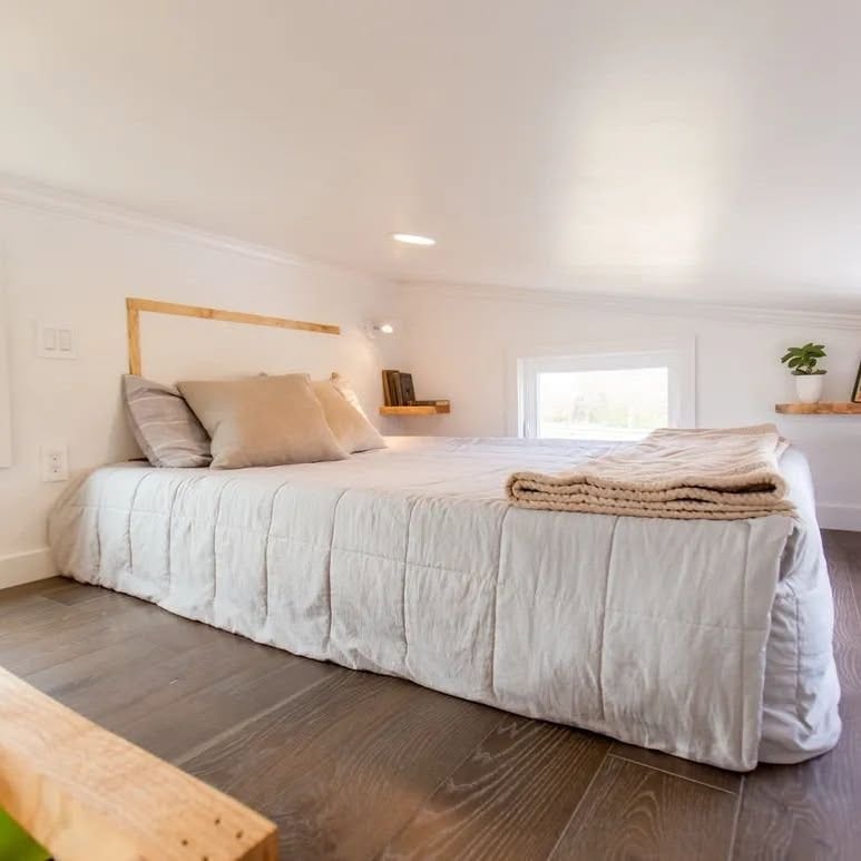 30' sun drenched 3 sleeping areas!! - Image 2 Thumbnail