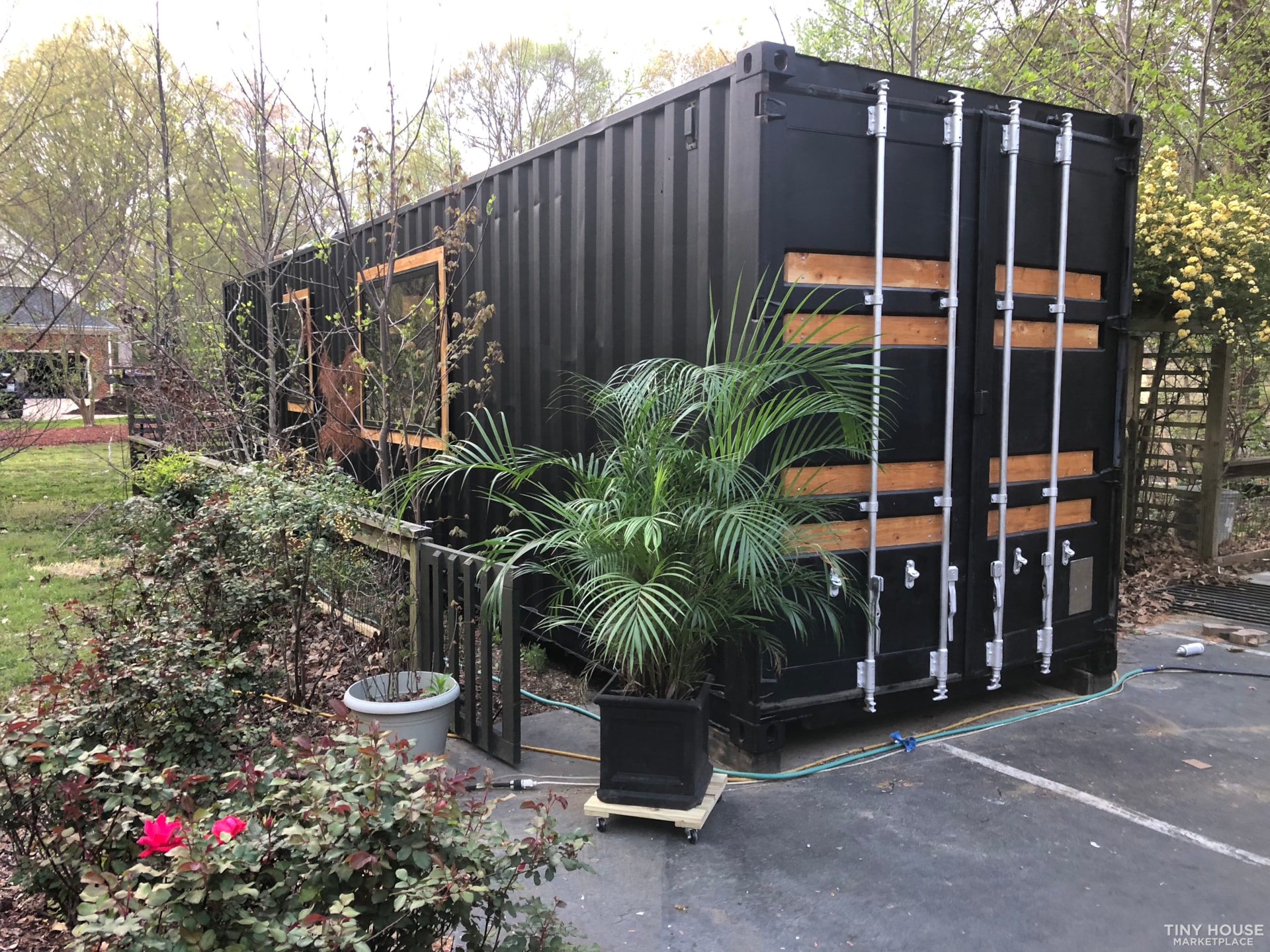 320 sq ft modern industrial designed Container 