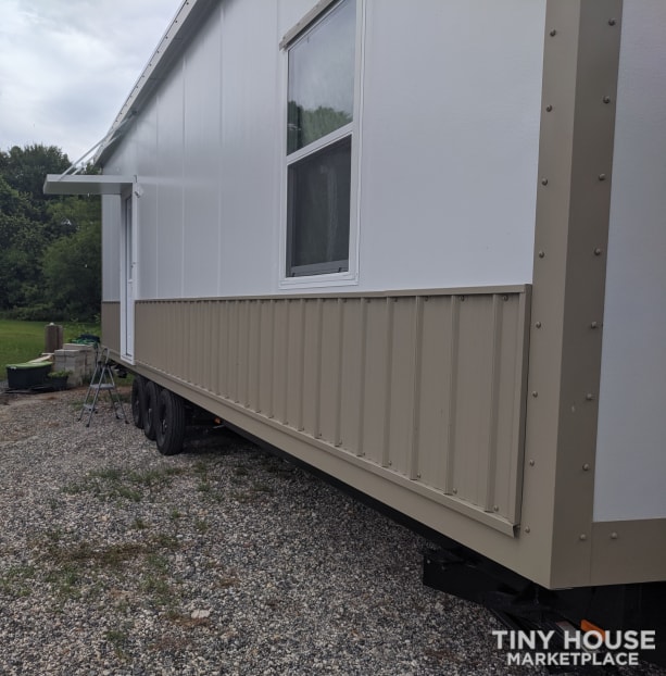 34.5' Tiny house on wheels 2019 Core Housing Solutions Dragonfly model - Image 2 Thumbnail