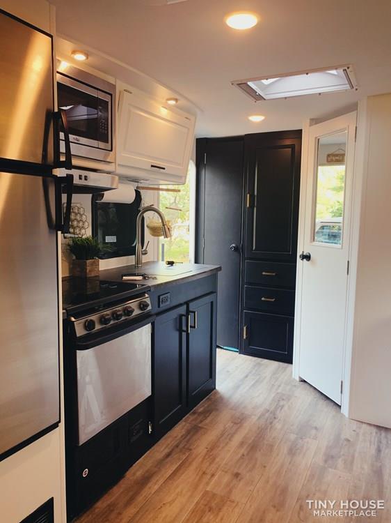 4 season 2019 Lance M1995 travel trailer tiny house with solar - Image 2 Thumbnail