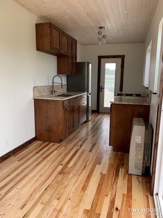 40' Luxury Container Home - Image 3 Thumbnail