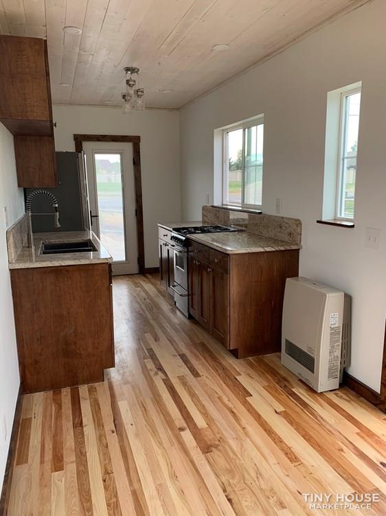 40' Luxury Container Home - Image 4 Thumbnail