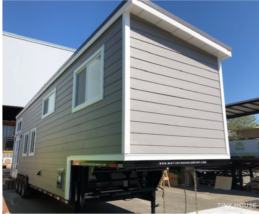 41 ft mint tiny house 2023 bright, clean and move in ready - Image 2 Thumbnail