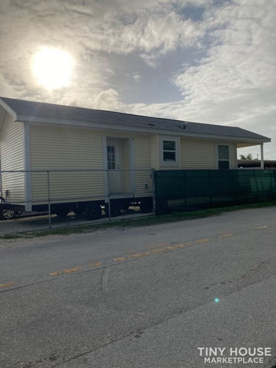 44' x 8.5' Hurricane Resistant Palm Harbor Home Vaulted Ceilings New Appliances  - Image 2 Thumbnail