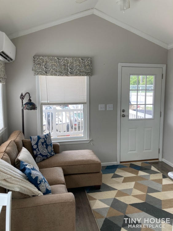 44' x 8.5' Hurricane Resistant Palm Harbor Home Vaulted Ceilings New Appliances  - Image 4 Thumbnail