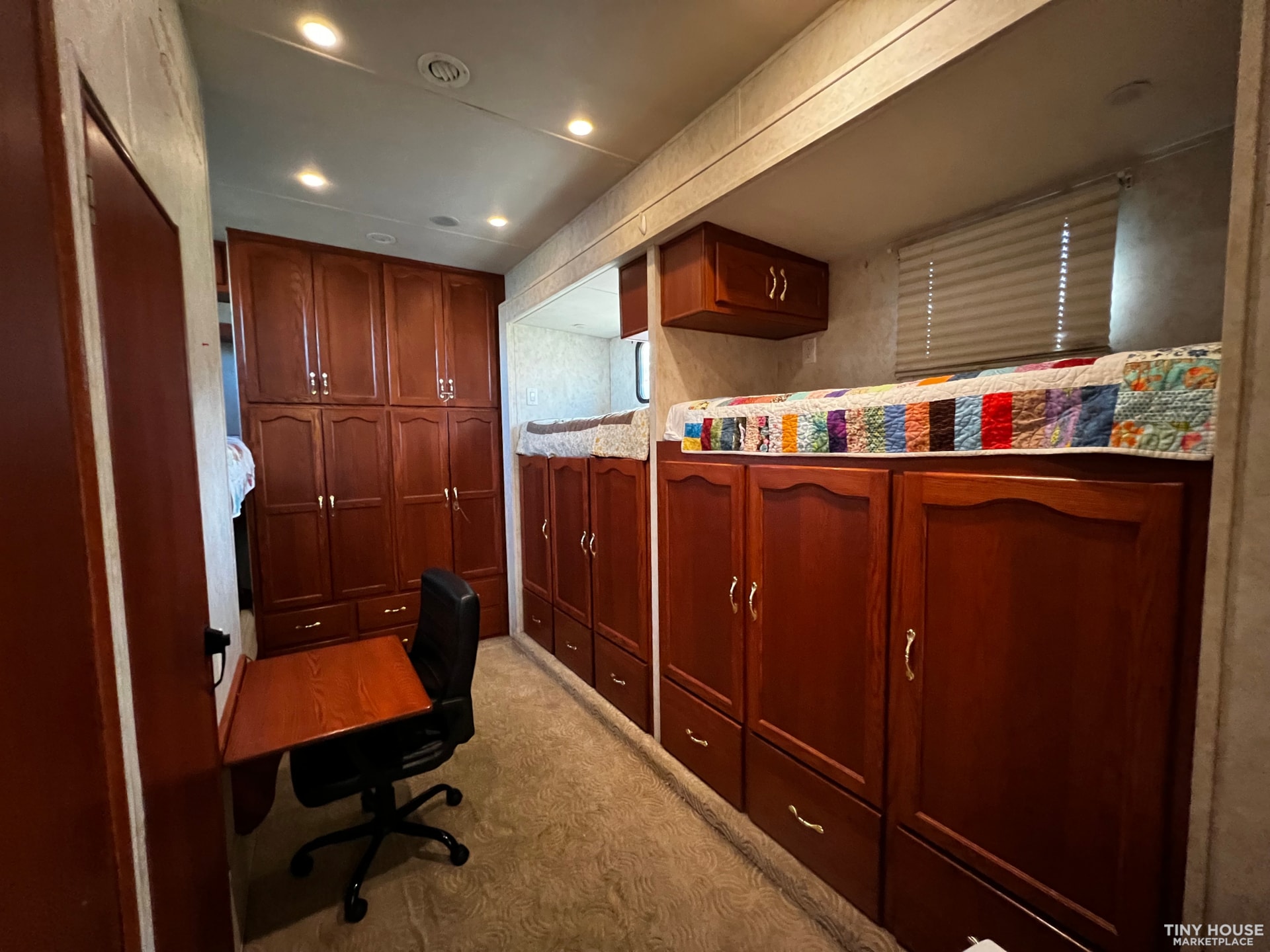 Family of Six Spacious 47’ Bunkhouse With Lots of Storage
