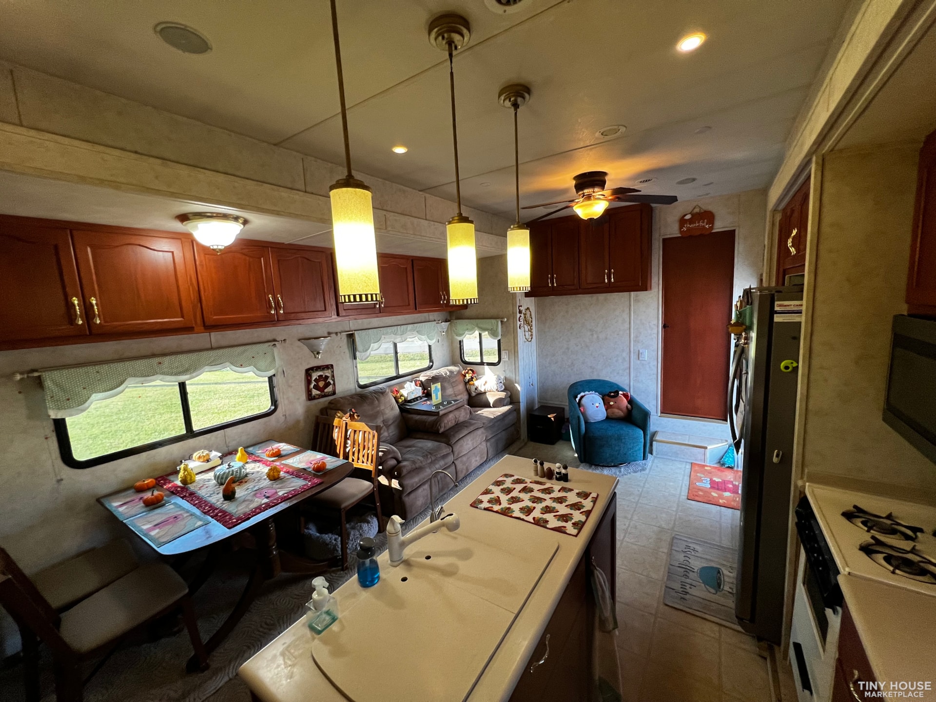 Family of Six Spacious 47’ Bunkhouse With Lots of Storage - Image 4 Thumbnail