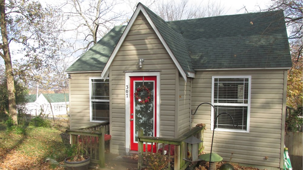 488 Sq. Foot Cozy Cottage on 3 lots.