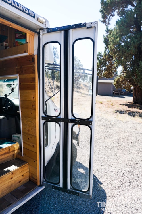 7.3 Turbo diesel Bus Tiny home/skoolie/school bus - Image 2 Thumbnail