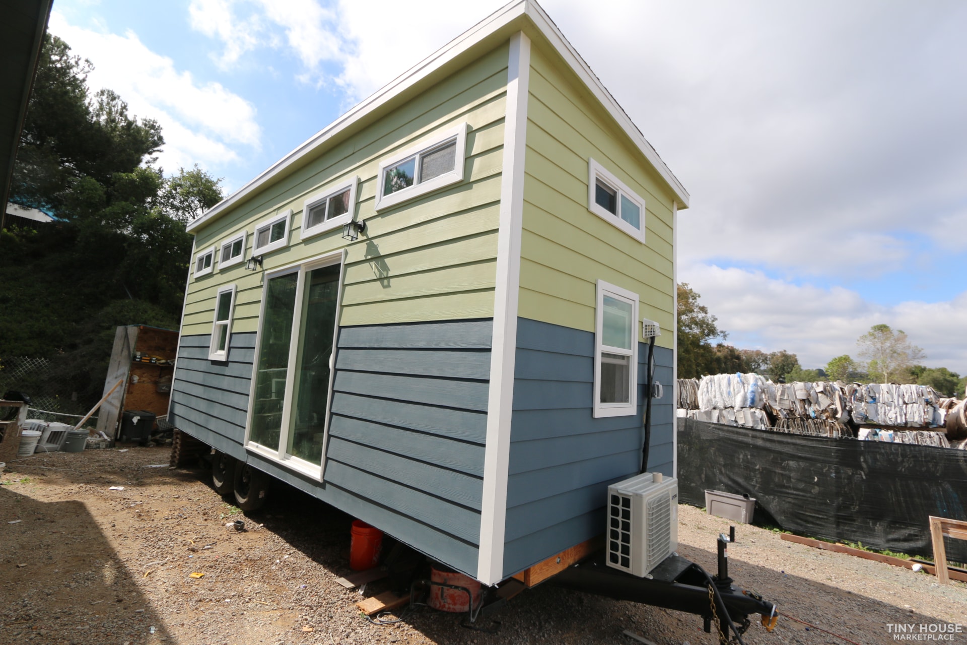 8.5 x 24 MODERN CARAVAN DUAL LOFT PROFESSIONALLY BUILT FULL KITCHEN BATH LAUNDRY