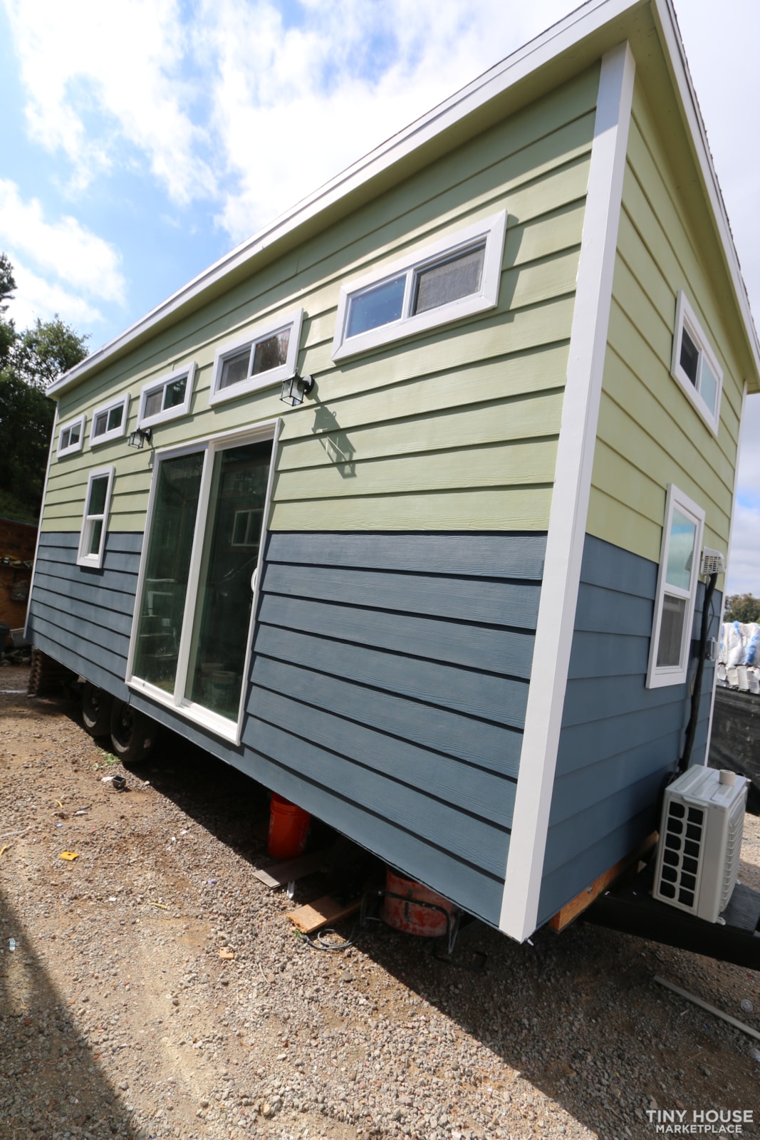 8.5 x 24 MODERN CARAVAN DUAL LOFT PROFESSIONALLY BUILT FULL KITCHEN BATH LAUNDRY - Image 2 Thumbnail