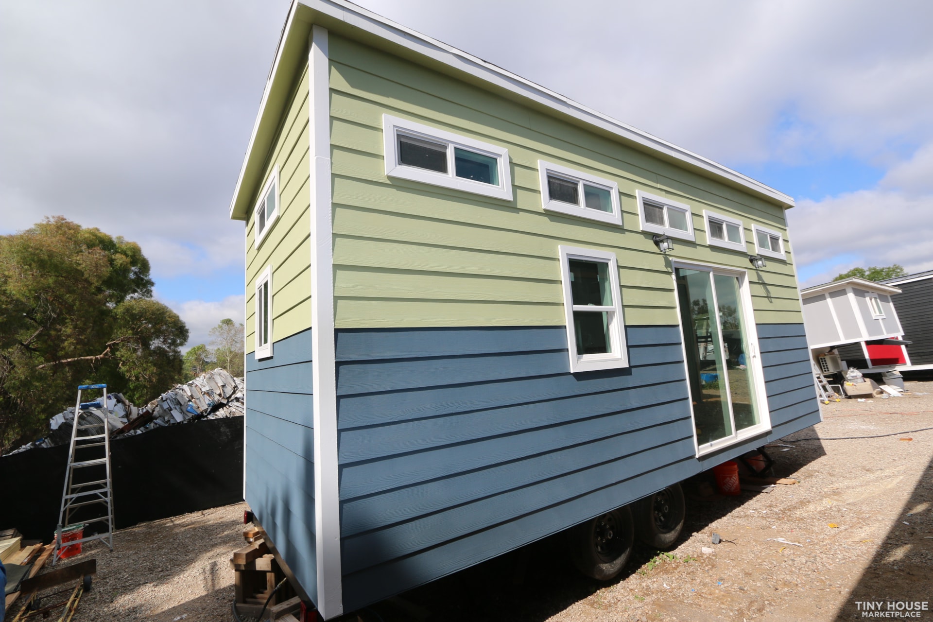 8.5 x 24 MODERN CARAVAN DUAL LOFT PROFESSIONALLY BUILT FULL KITCHEN BATH LAUNDRY - Image 3 Thumbnail
