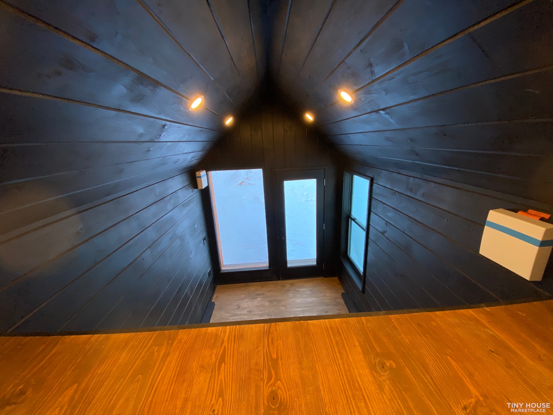 Nordic Style Studio on wheels with Bathroom - Image 2 Thumbnail