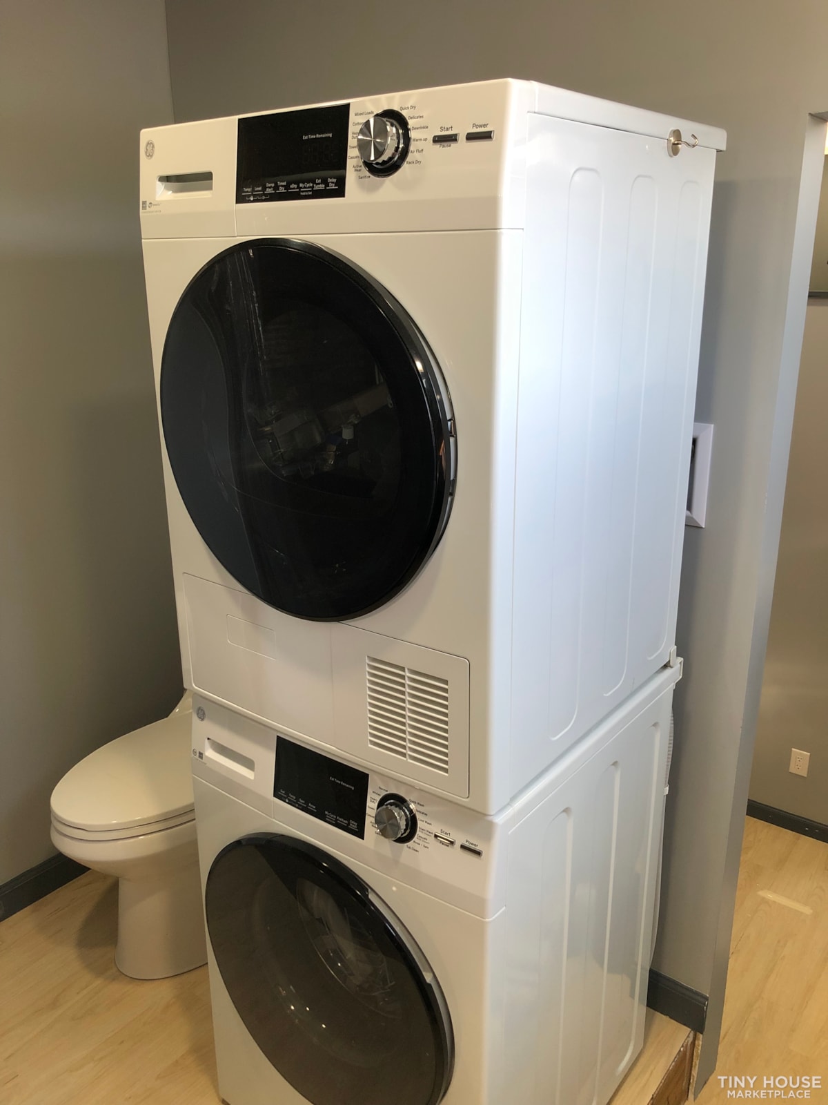 PRICE REDUCED! - Two lofts, washer dryer, modern amenities, clean! - Image 4 Thumbnail