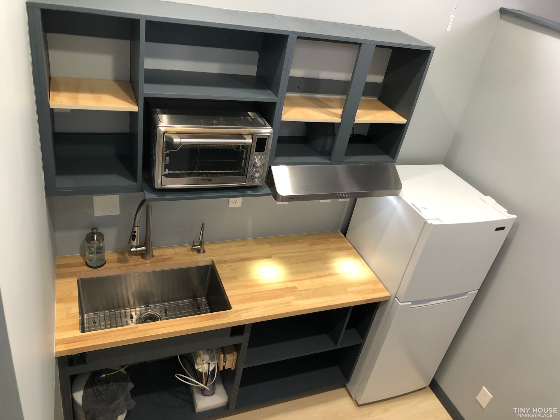 PRICE REDUCED! - Two lofts, washer dryer, modern amenities, clean! - Image 2 Thumbnail