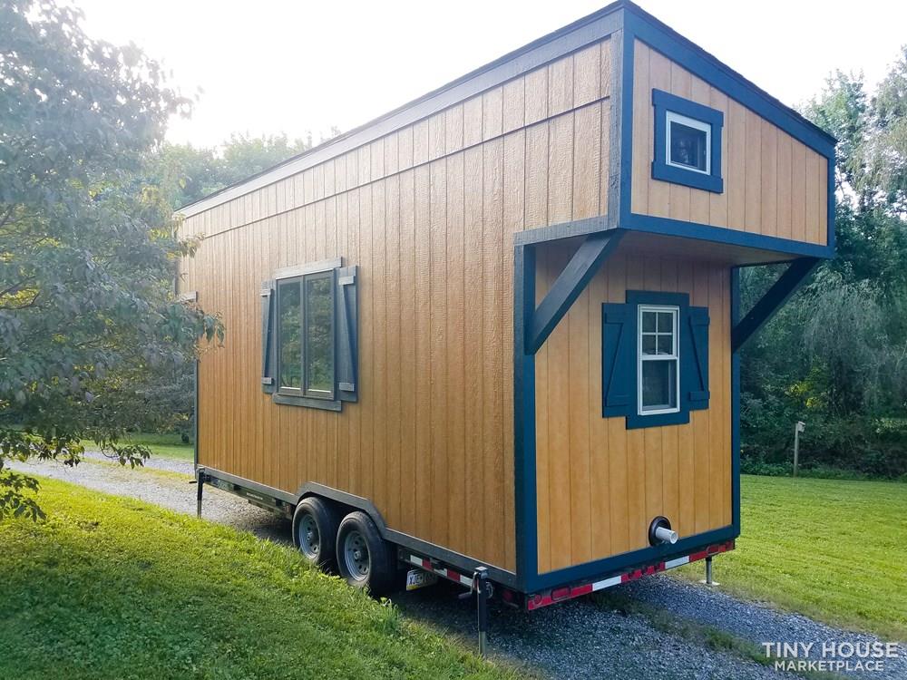 BAY BREEZE Beautifully Crafted Tiny Home - Image 2 Thumbnail