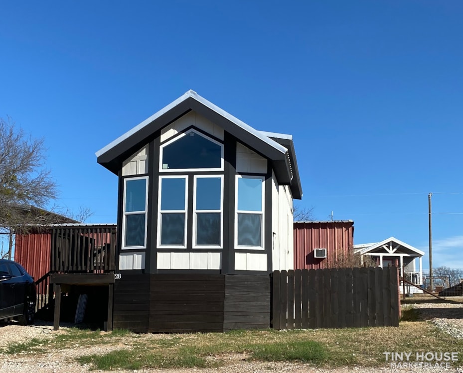 Beautiful 2021 Park Model Tiny Home in Tiny Home Community
