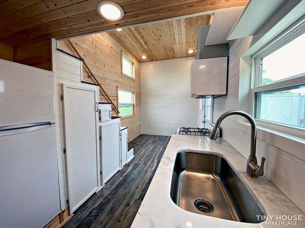 Beautiful 24ft Modern Farm house on wheels - Image 3 Thumbnail