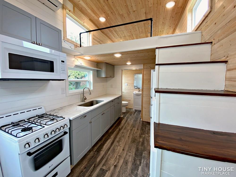 Beautiful 24ft Modern Farm house on wheels - Image 4 Thumbnail