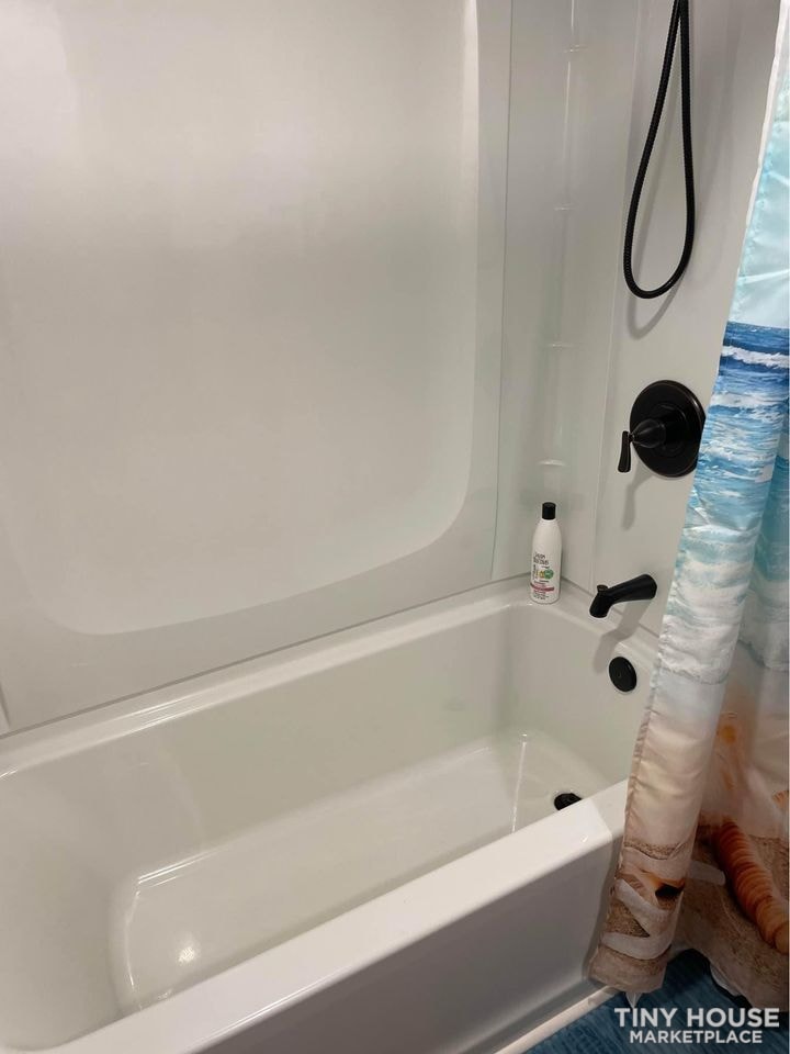 BEAUTIFUL and a FULL BATHTUB! - Image 3 Thumbnail