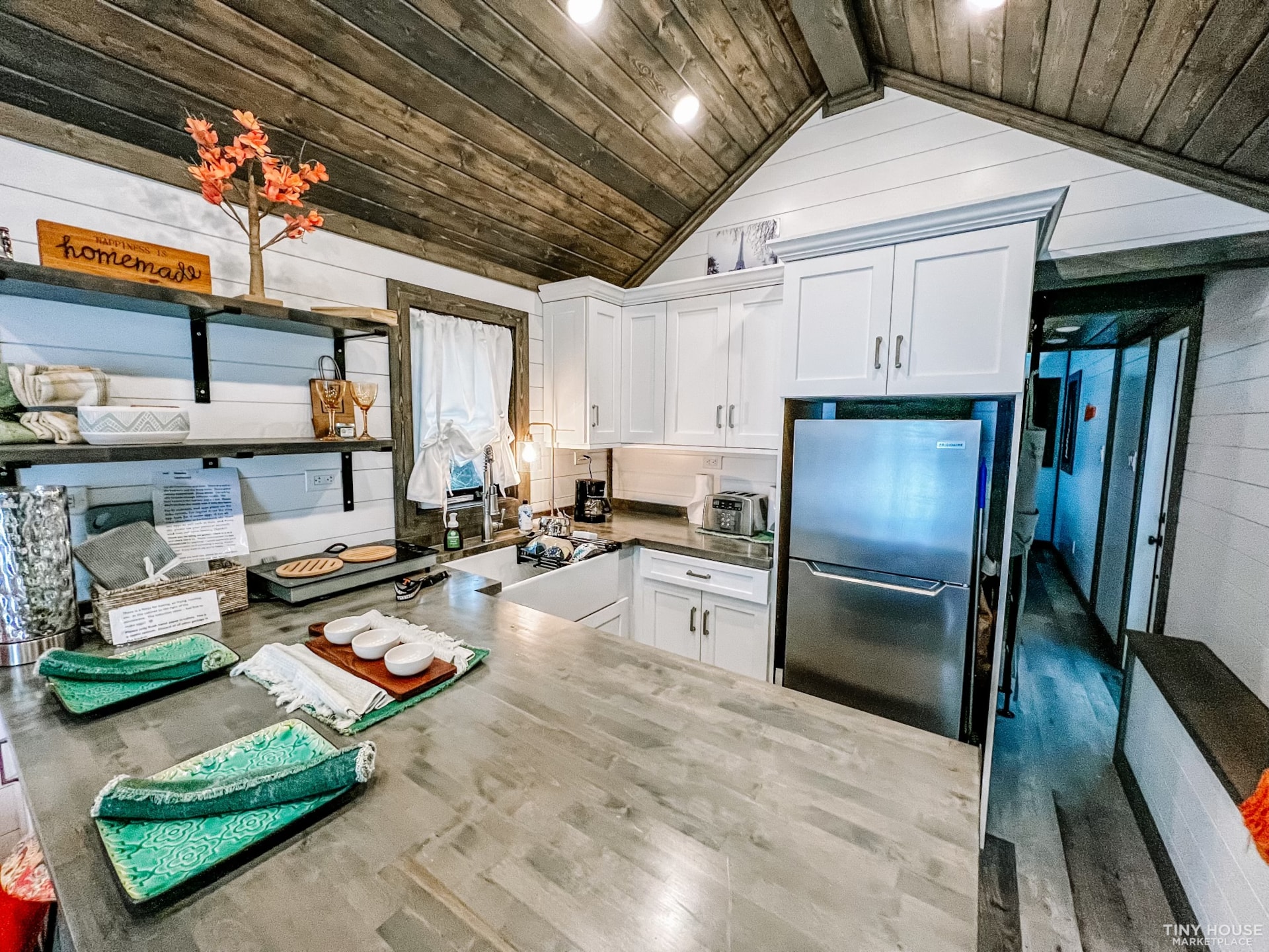 Beautiful modern farmhouse - Image 1 Thumbnail