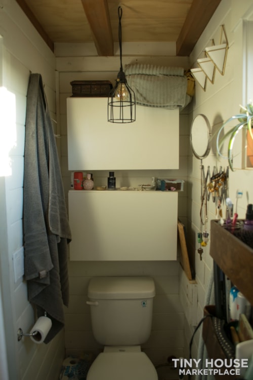 Beautiful Custom and Modern 24' Tiny Home - Image 3 Thumbnail