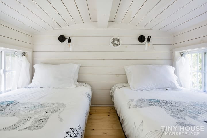 Beautiful Custom-Built Tiny Home - Image 4 Thumbnail