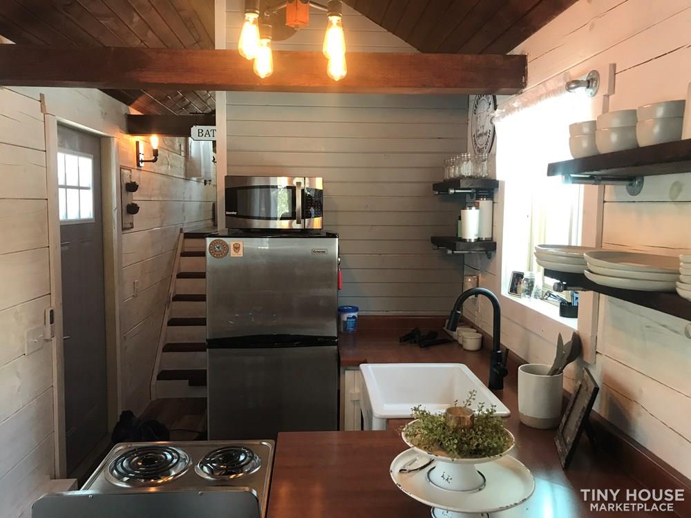 Beautiful log tiny home - Image 2 Thumbnail