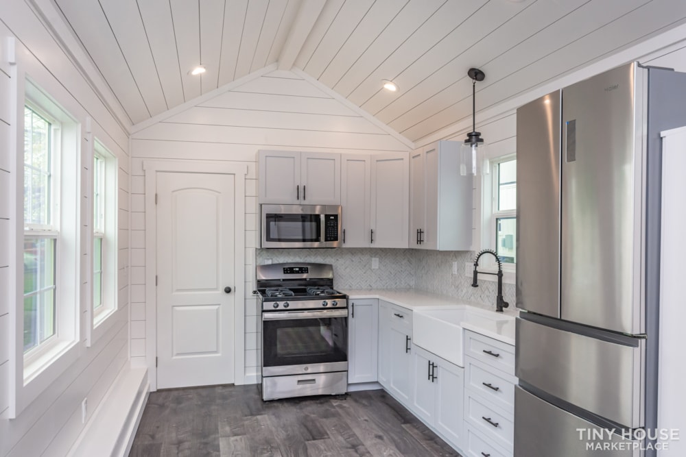 Beautiful New 400sq ft!  - Image 2 Thumbnail