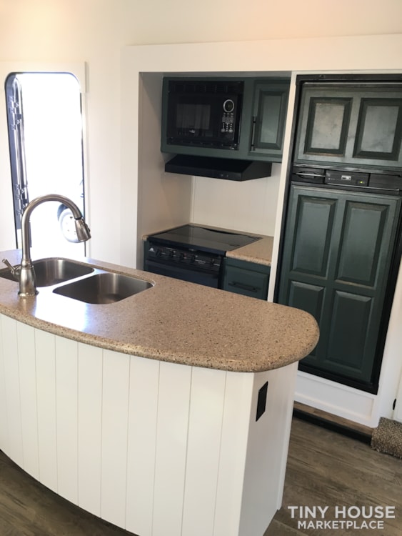- SOLD - Beautiful renovated interior! 2016 Prime Time Crusader 295RST - Image 4 Thumbnail