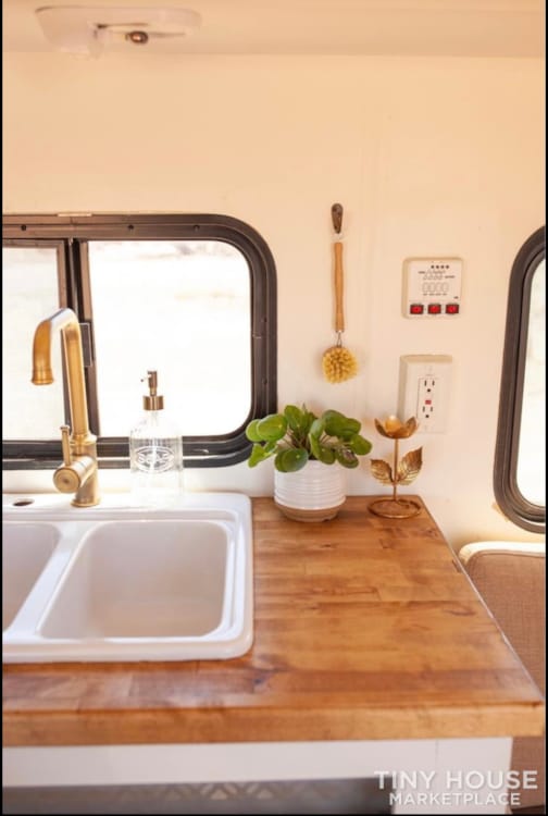 Beautiful renovated Jayco RV - Image 3 Thumbnail