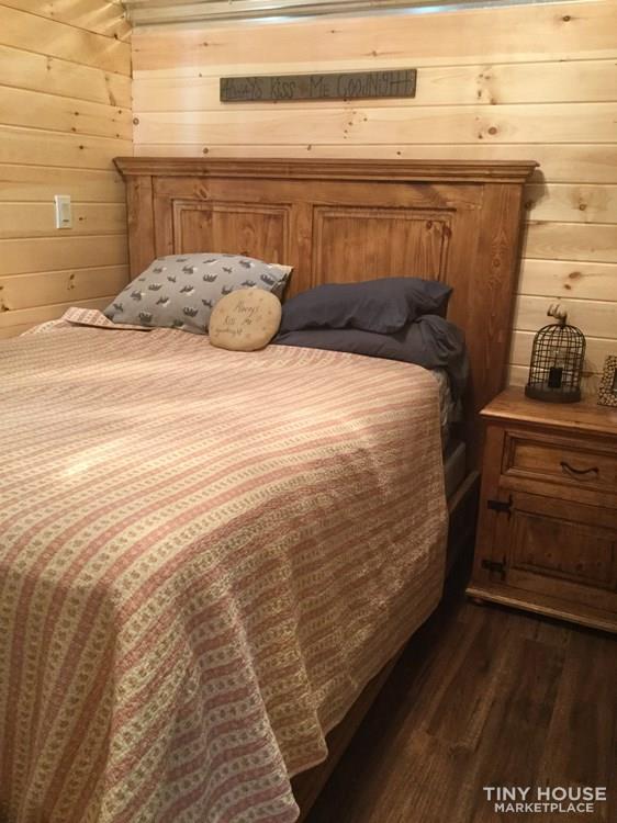 Beautiful rustic tiny house!! Just got finished and ready for sale!