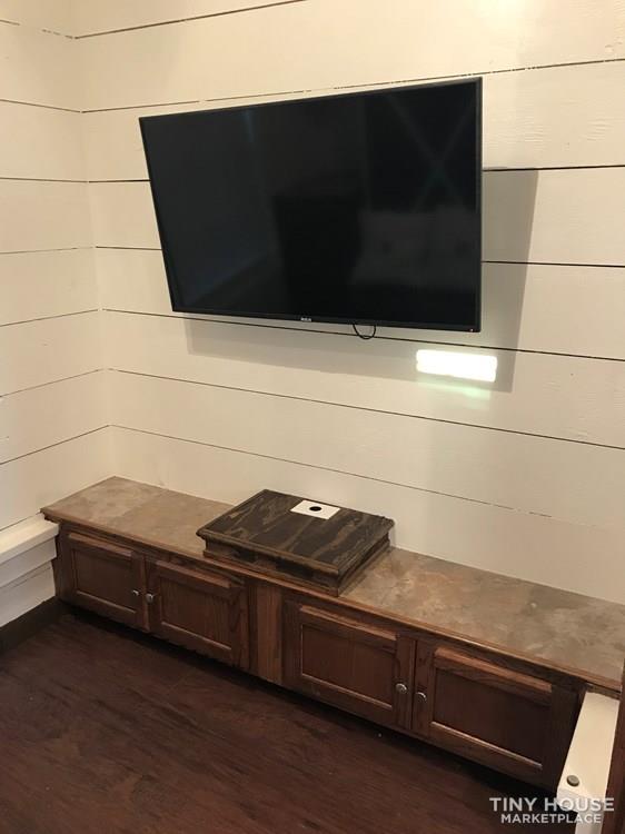 Beautiful single-story tiny home on wheels - Image 3 Thumbnail
