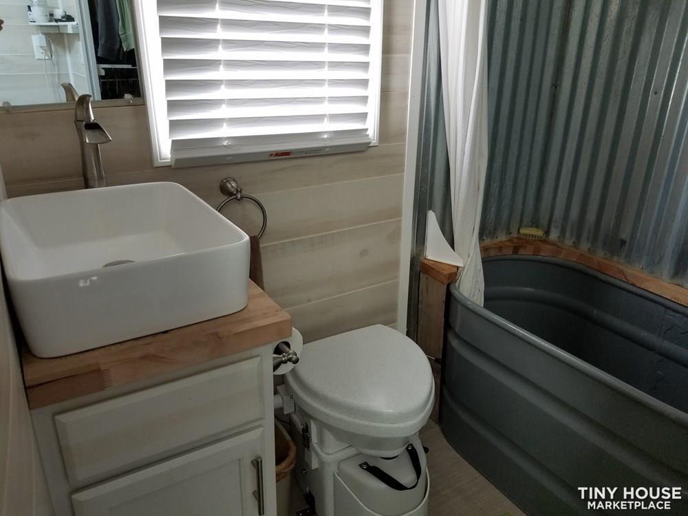 Beautiful solar powered off-grid fully equipped 1.5 bed 1.5 bath tiny house - Image 3 Thumbnail