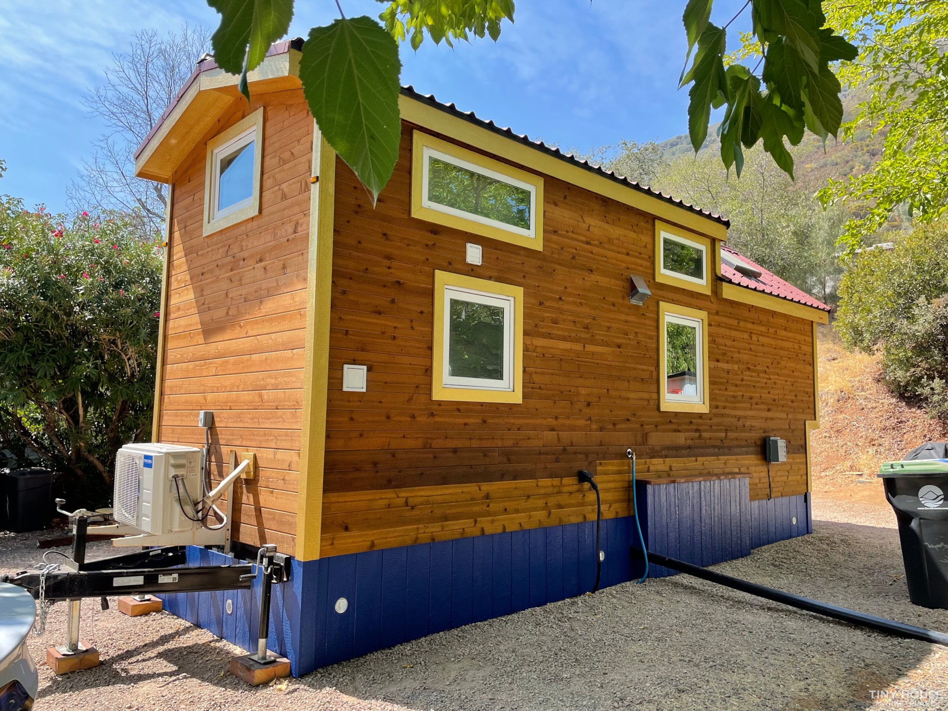 Beautifully Designed & Constructed Turnkey Decathalon 24' Zeus Model THOW - Image 3 Thumbnail