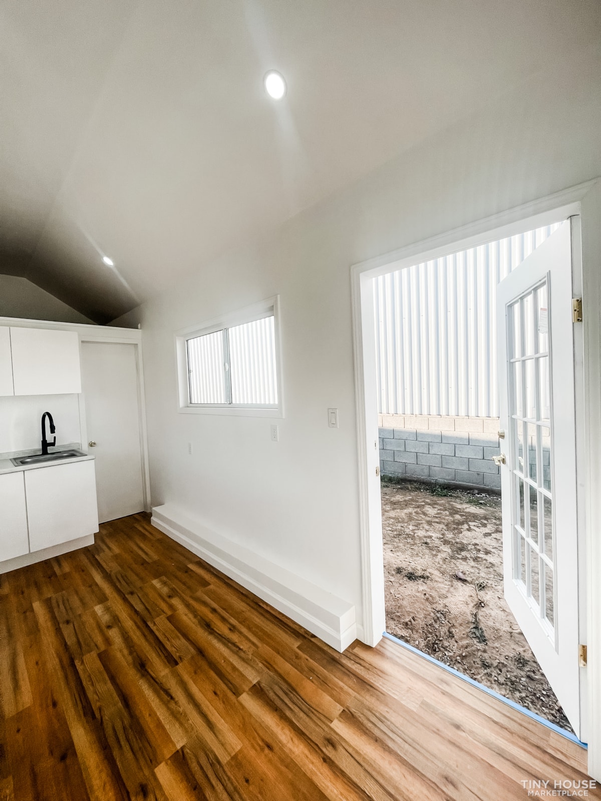 Black and White 28ft Tiny Home on Wheels  - Image 4 Thumbnail