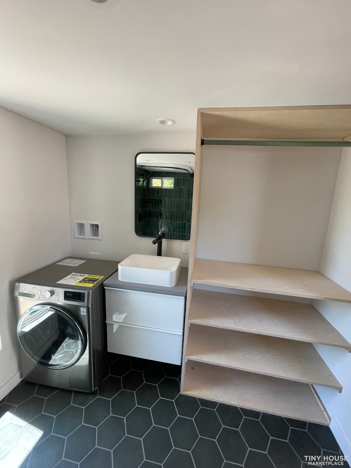 Brand New 28ft Tiny Home - Image 4 Thumbnail