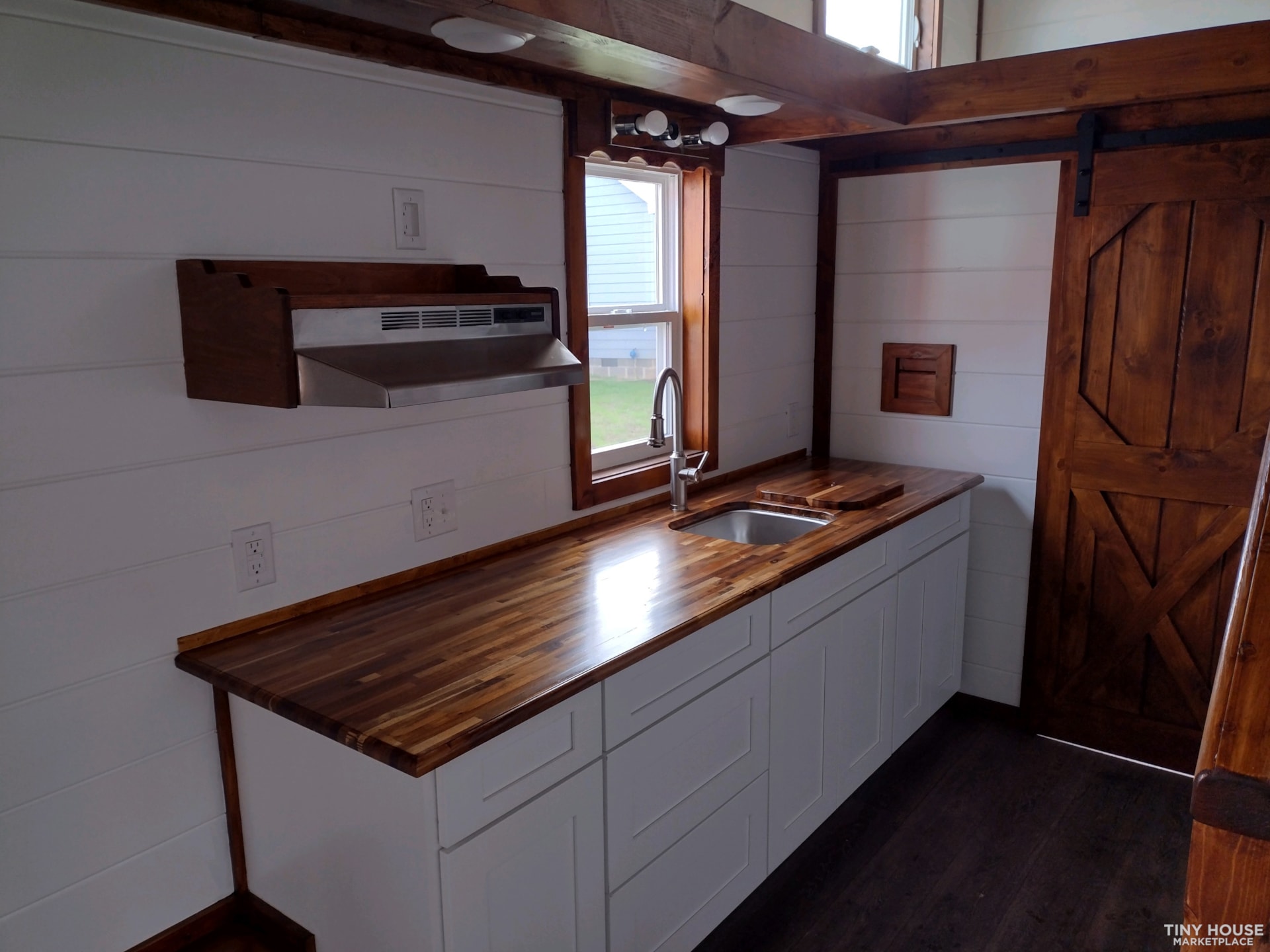 ***Reduced Price*** - BRAND NEW Amish Built - 8.5' x 28' Craftsman Style THOW - Image 4 Thumbnail