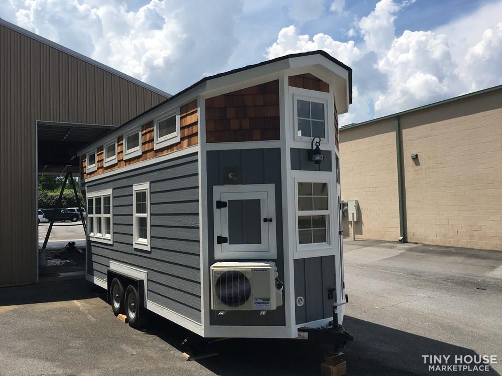 BRAND NEW CRAFTSMAN STYLE TINYHOME ON WHEELS 
