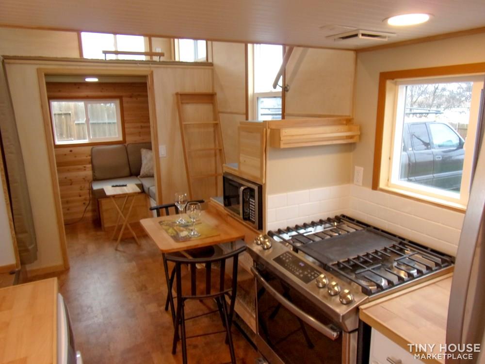 Bright and Cozy Living on Wheels - Image 2 Thumbnail