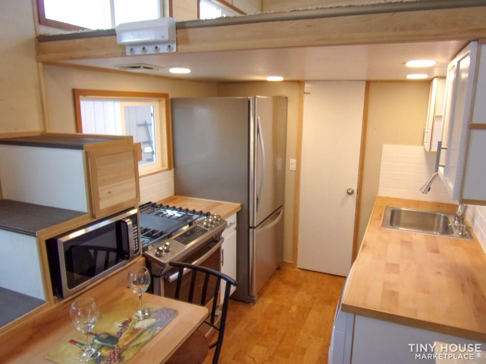 Bright and Cozy Living on Wheels - Image 3 Thumbnail