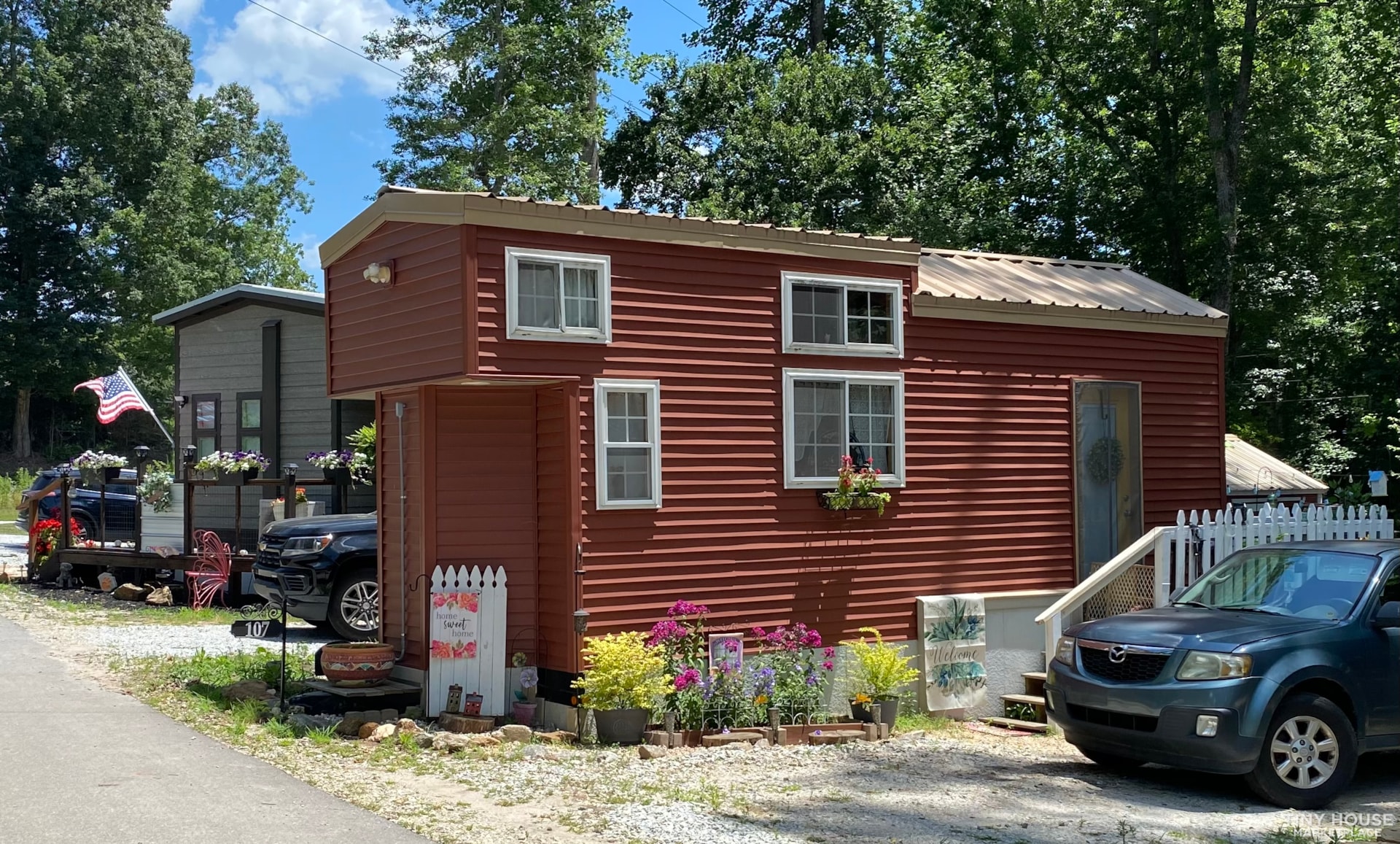 Charming custom built Tiny House with creek views 