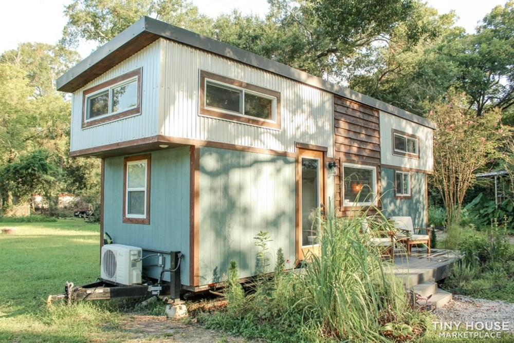 Charming Tiny House with Ample Storage - Image 2 Thumbnail