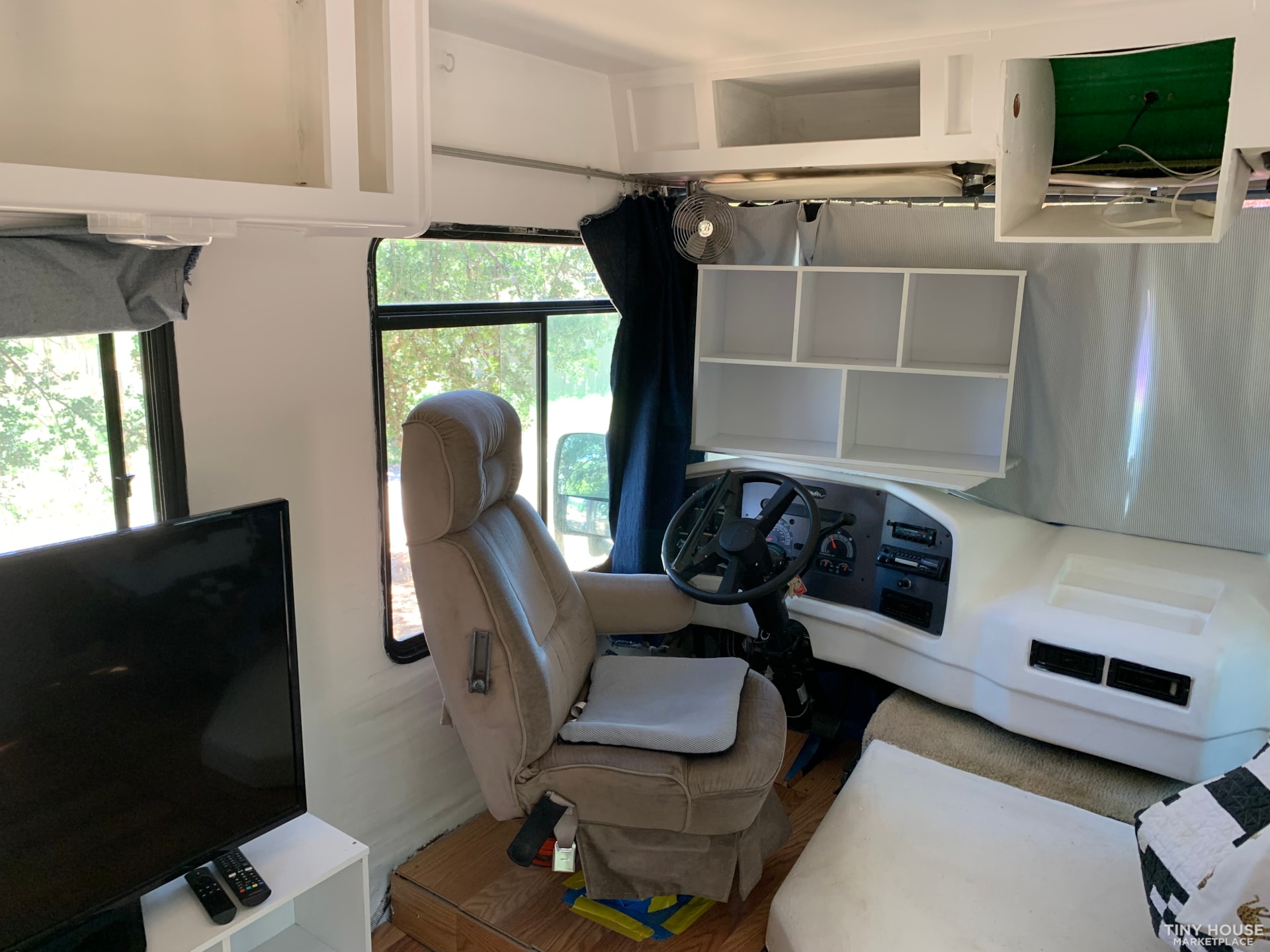 Clean, modern, renovated RV with loads of natural light. - Image 4 Thumbnail
