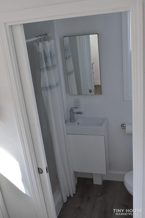 Comfortable & Cozy Tiny Home - Image 4 Thumbnail